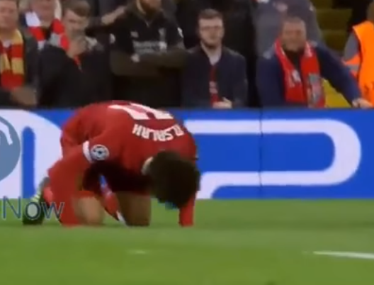 شاهد ماذا فعل لاعب ليفربول بعد سجود محمد صلاح 