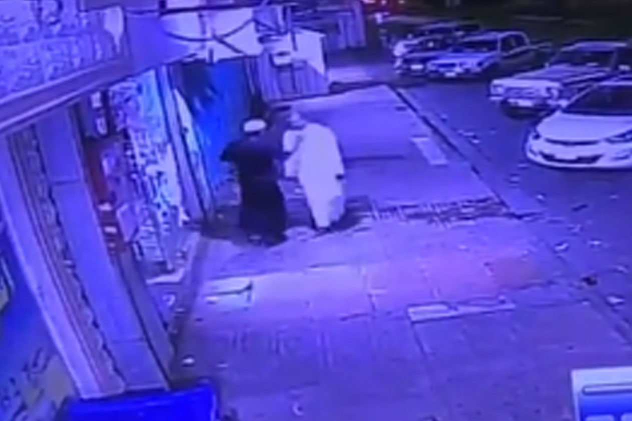 تداول فيديو ل "رجل المفك" أثناء اعتدائه على متسوق بإحدى البقالات في سكاكا