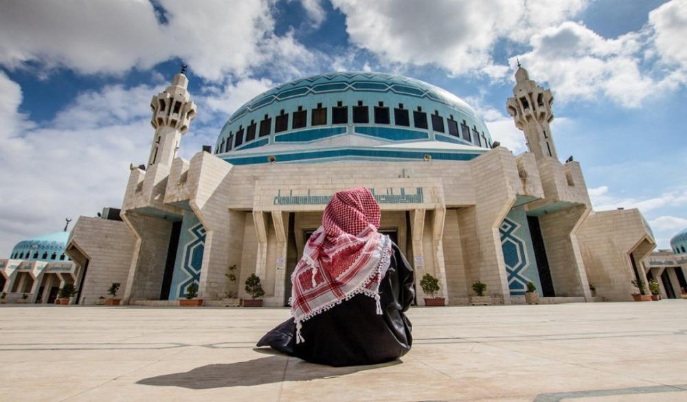 الذهاب لصلاة الجمعة سيراً على الأقدام ولا حركة للمركبات