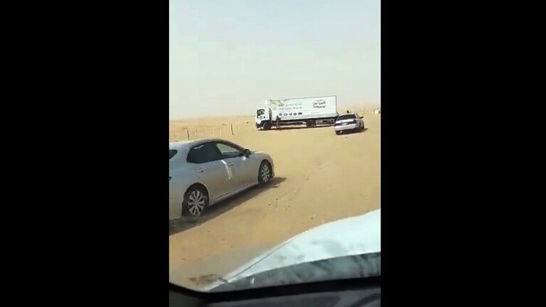 بالفيديو ..  مطاردة شخص سرق شاحنة وسار بها عكس السير في السعودية 