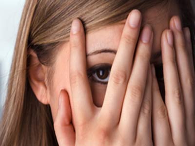 أشعر بالخجل ولا أملك مهارات التحدث مع والديّ
