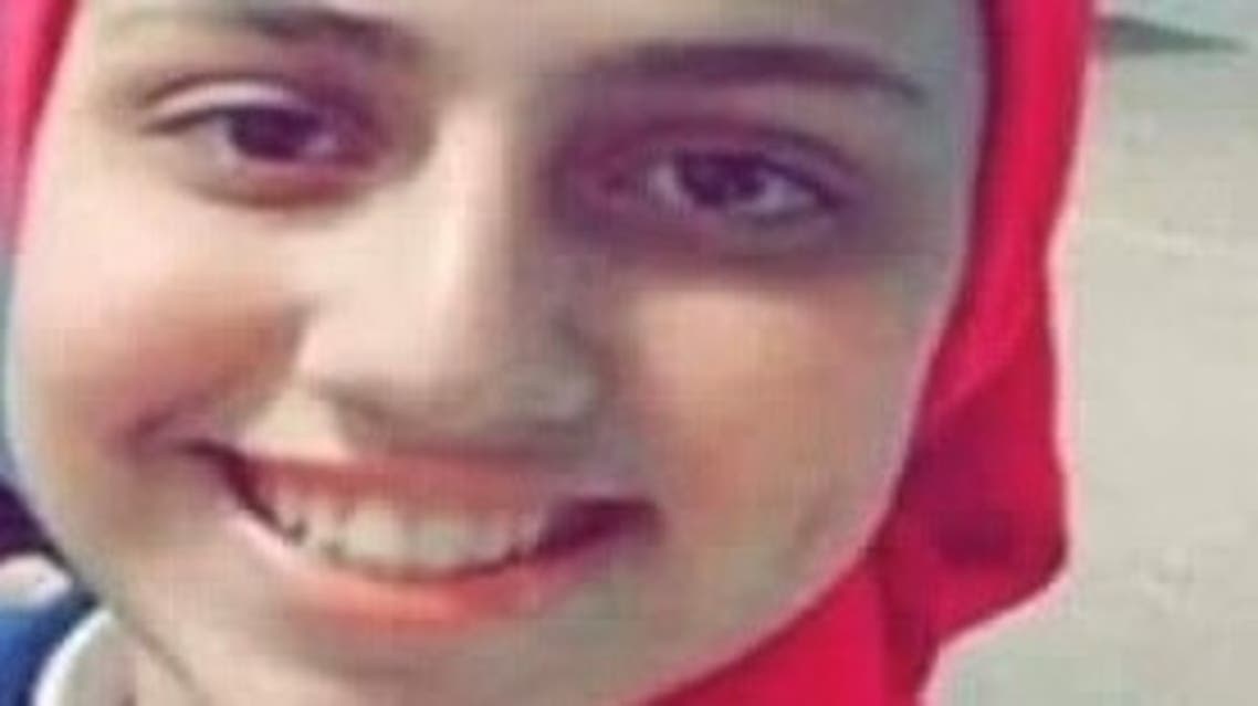فيديو مؤلم ..  مقتل فتاة مصرية سقط عليها لوح خشبي بالشارع