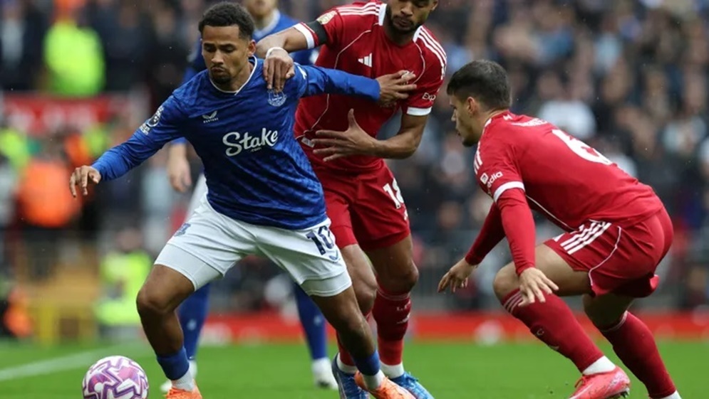 ليفربول يحسم الديربي ويواصل البداية المثالية