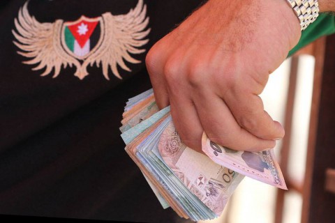 بعد تسلمهم رواتب أبريل مبكرا ..  مايو ثقيل على الأردنيين