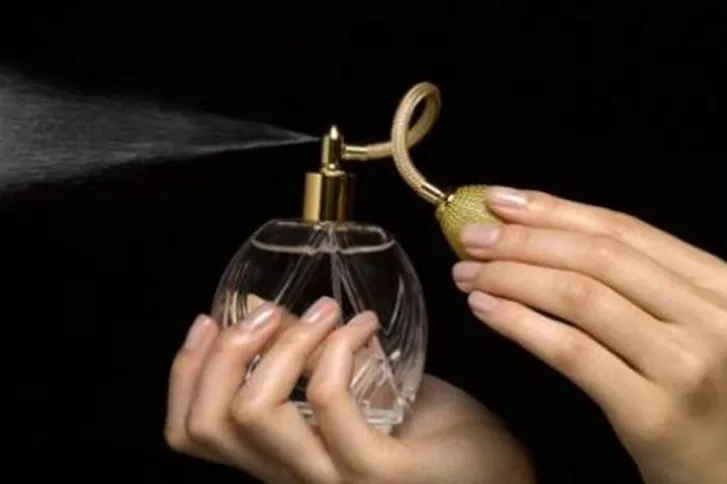 الحبس لــ"إسرائيلية" سرقت زجاجة عطر في مطار أردني