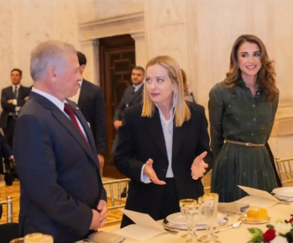 الملكة رانيا تنشر صورة لها برفقة الملك في إيطاليا