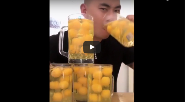 فيديو  :   لقطات صادمة لرجل يشرب 50 بيضة نيئة في 17 ثانية