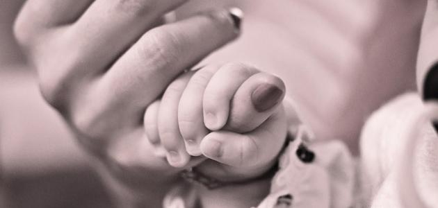 ضاق بنا الحال، فهل تنصحونني بالعمل وترك ابنتي؟