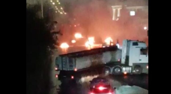 مصدر أمني: أشخاص يغلقون الشارع الرئيسي في ناعور والأمن يتعامل معهم  ..  فيديو 