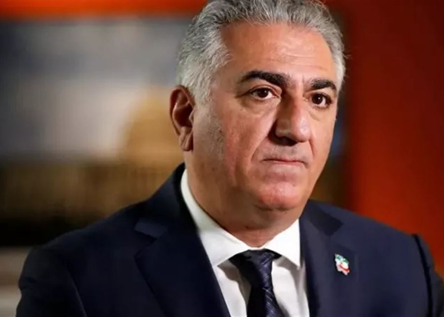 متظاهر إيراني يلقي الطلاء على رضا بهلوي "ولي عهد إيران المنفي" بعد خروجه من مؤتمر صحفي  ..  فيديو