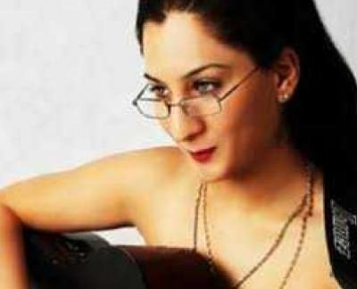 فنانة كويتية تغني للشعب الاسرائيلي باللغة العبرية وتقول : لايهمني الشعب الفلسطيني 