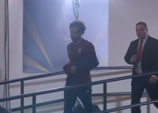 بالفيديو  ..  “شاهد” كيف بدا محمد صلاح في أول ظهور له عقب الإصابة