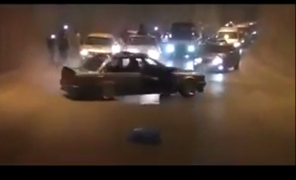 بالفيديو  ..  تفحيط وتخميس "داخل نفق" بأحد شوارع عمان 