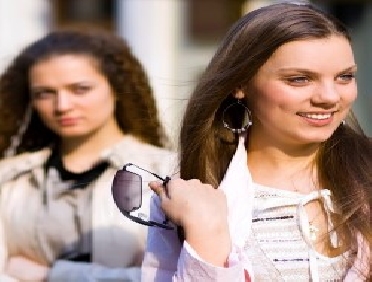 كيف تتعاملين مع صديقتك الغيورة؟!