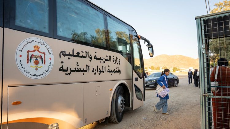 أكثر من 50 طالبة في "رحيل الشرقي" بلا وسيلة نقل ..  وأهالٍ يطالبون رئيس هيئة تنظيم النقل بحل عاجل