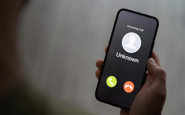 مكالمة واحدة قد تسرق هاتفك ..  احذر ..  لا تُدخل هذا الرمز!