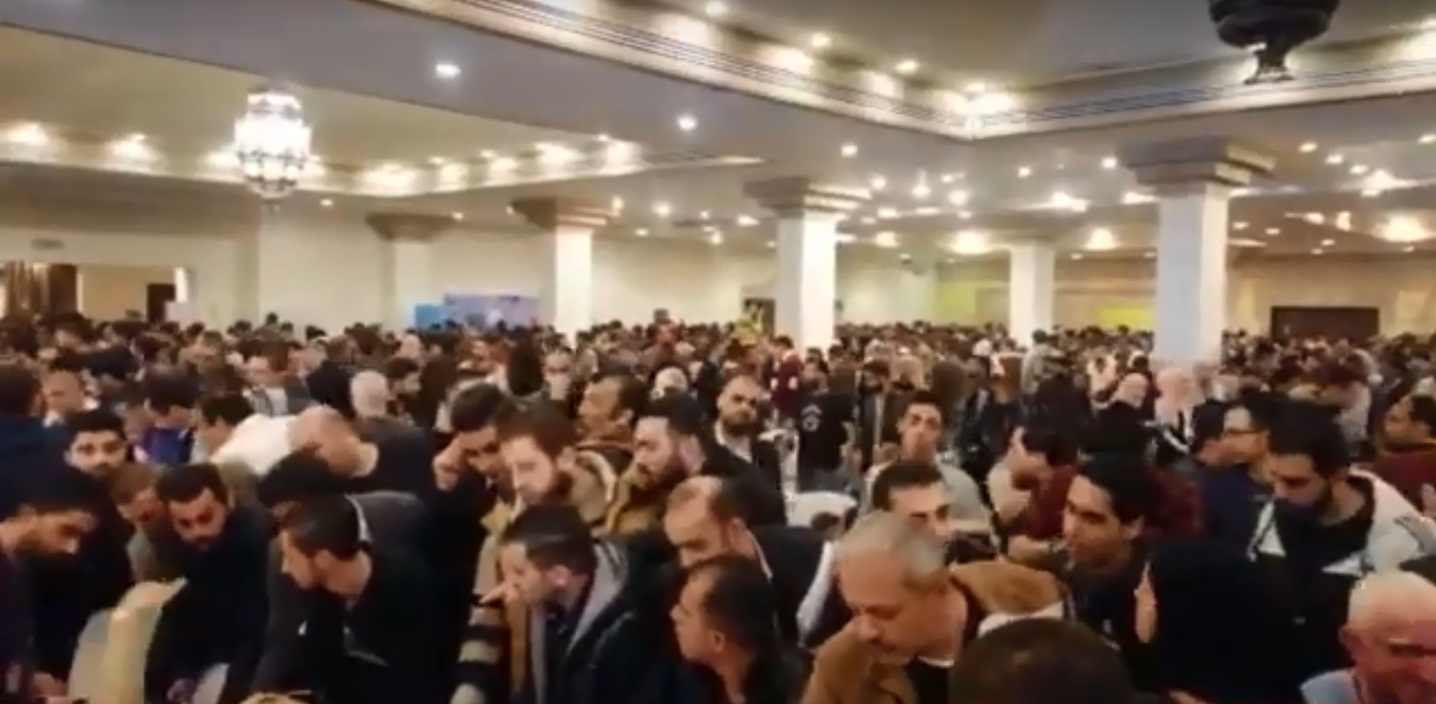 مئات الباحثين عن العمل يتوافدون إلى المدينة الرياضية للحصول على فرص عمل 
