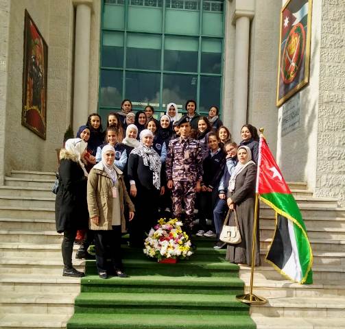  مدارس الجامعة الاولى (بنات ) تزور مديرية الدفاع المدني وتثمن جهودهم على صعيد الوطن