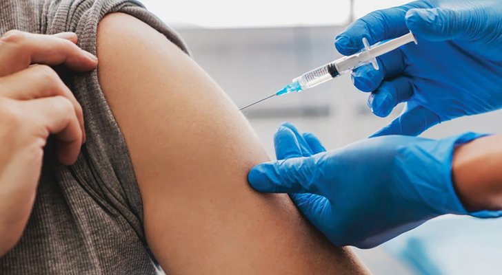 خمسيني يحاول الحصول على اللقاح في ذراع مزيفة 