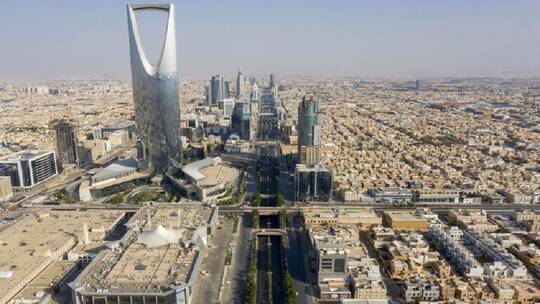 السعودية  ..  بالفيديو مواطن يسرق سيارة ويدهس فتاتين ويقع في أيدي الشرطة