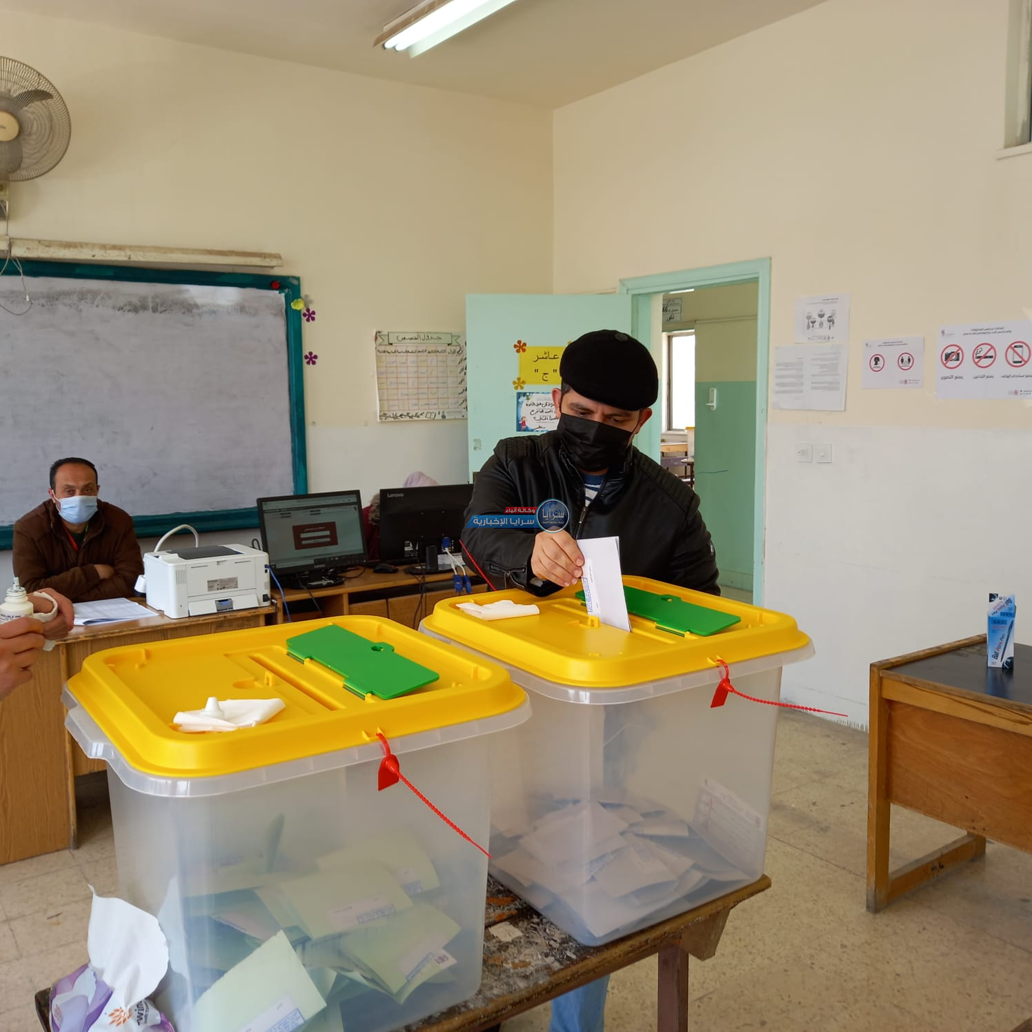بالصور  ..  لقطات من سير العملية الإنتخابية في منطقة تلاع العلي 
