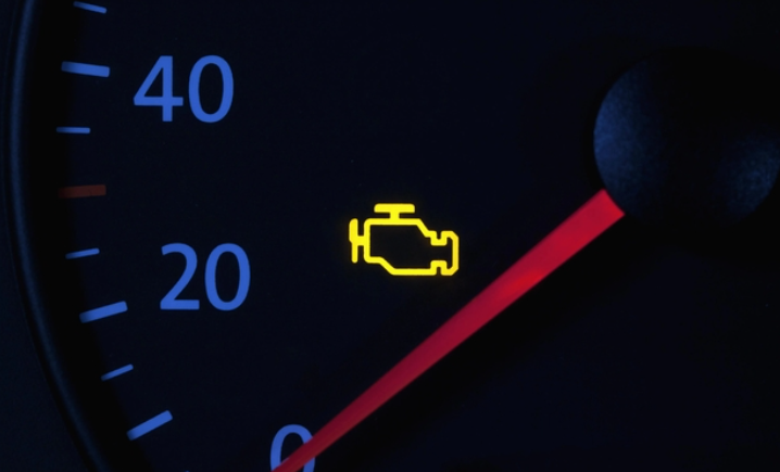 إضاءة لمبة فحص المحرك: متى تكون جرس إنذار ومتى تكون طبيعية