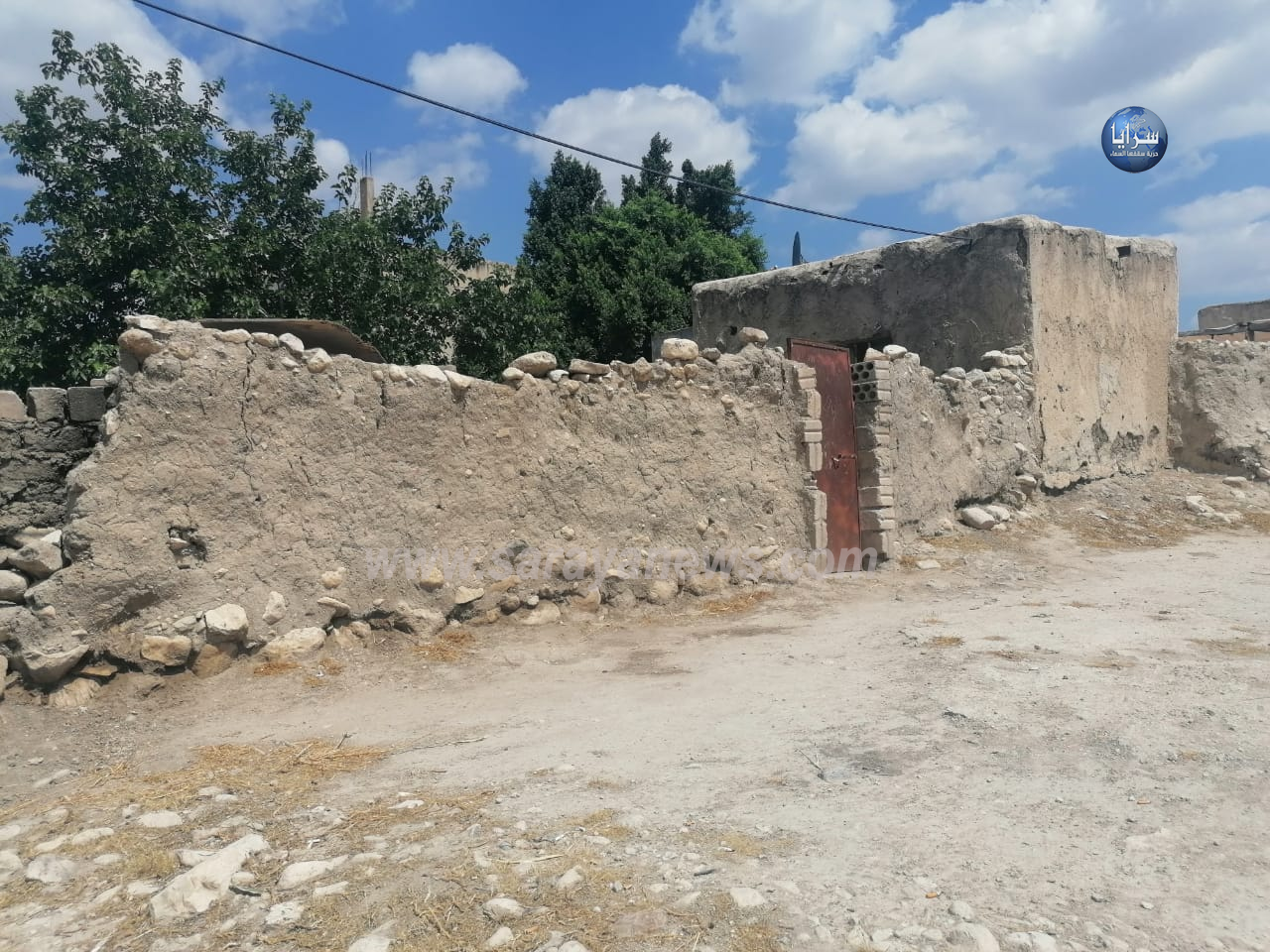 بالصور  ..  الأغوار الشمالية: عائلات تقطن بيوتاً من الطين ويعيشون حياة البؤس وأطفال حرموا من التعليم 