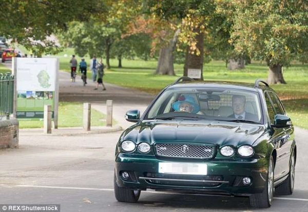  بالصور  ..  الملكة إليزابيث تقود سيارتها بنفسها بعد إضراب سائقها ..  و (12) طباخًا يحتجّون ضدّها!