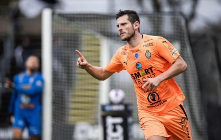 الحسين يضم المهاجم الإنجليزي كوفي