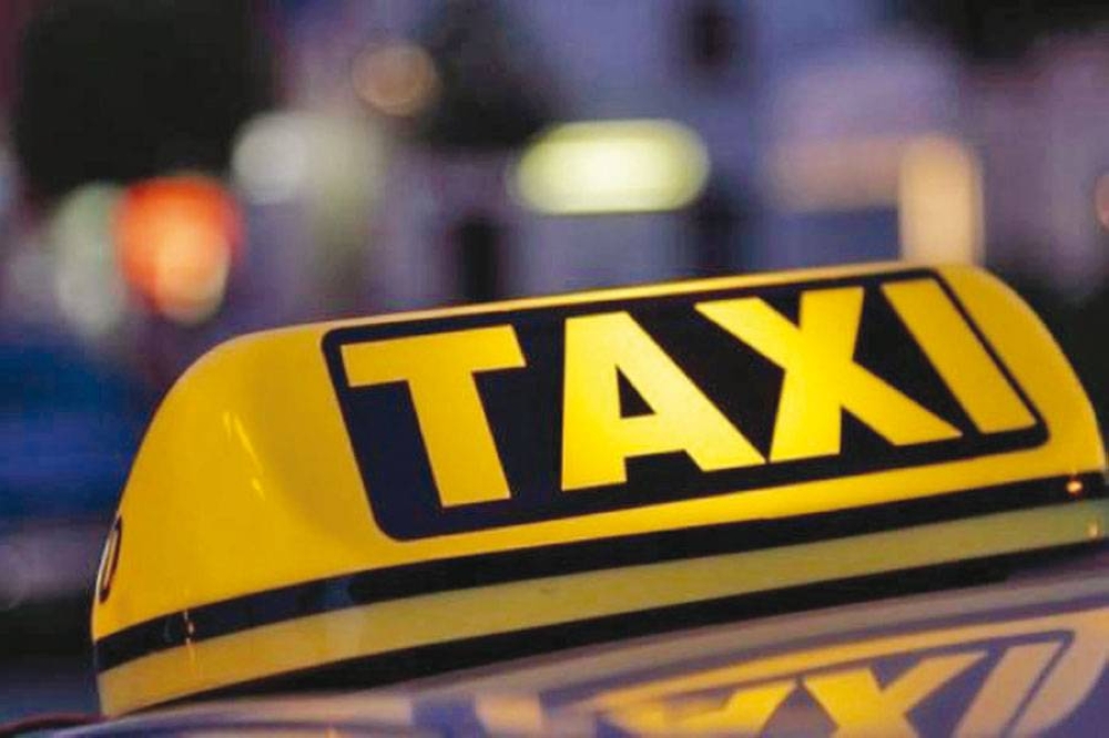 "التطبيقات المخالفة" تدفع لتحوُّل بعض تكسيات المحافظات للعمل بالعاصمة
