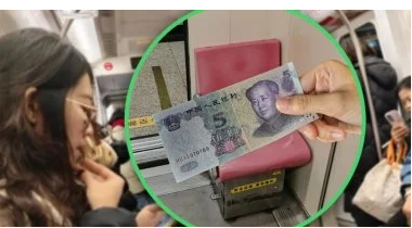 صيني يثير ضجة ببيع مقاعد المترو هل هذا مسموح؟