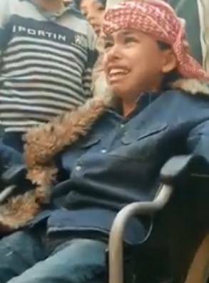 بالفيديو ..  طفل مقعد ينهار بالبكاء :" برن على الرزاز وما برد على التلفون " وعدني وما صدق معي