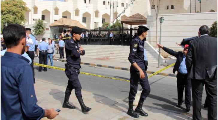 تفاصيل جديدة حول مقتل شخص على يد شقيقه بسلاح اتوماتيكي في الرصيفة  ..  والجنايات الكبرى توجه له هذه التهمة