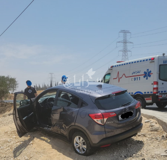 بالصور  ..  إصابة شخص بحادث تصادم على طريق المطار  