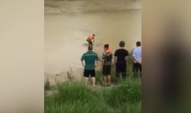 بالفيديو : انتشلوا الجثة من النهر  ..  والمفاجأة أصابت المنقذين والمارة بالذهول!