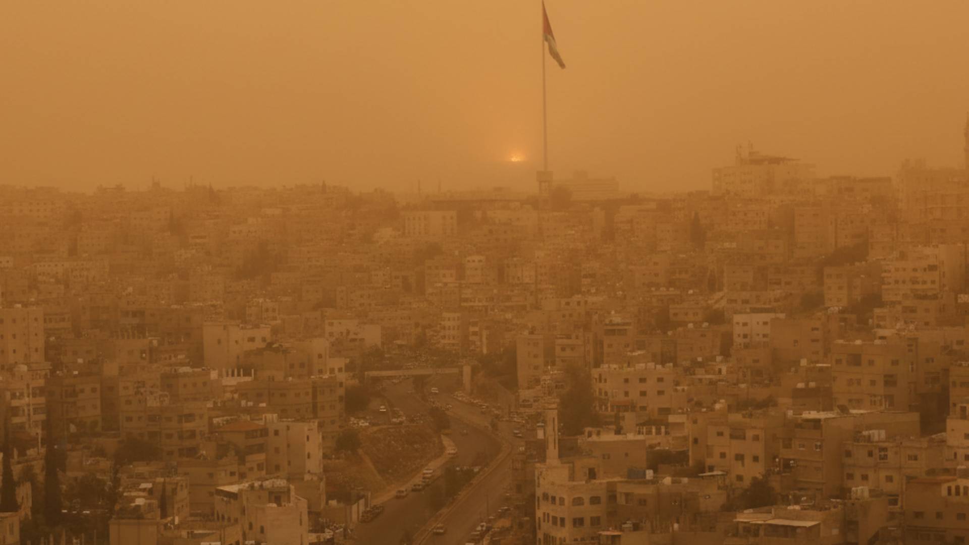 أجواء مغبرة ورياح قوية اليوم وغدًا ..  وتحذيرات من تدني مدى الرؤية على الطرق الصحراوية