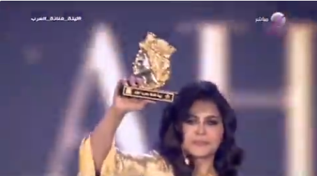 بالفيديو ..  هيئة الترفيه السعودية تكرم الفنانة أحلام بدرع من الذهب الخالص