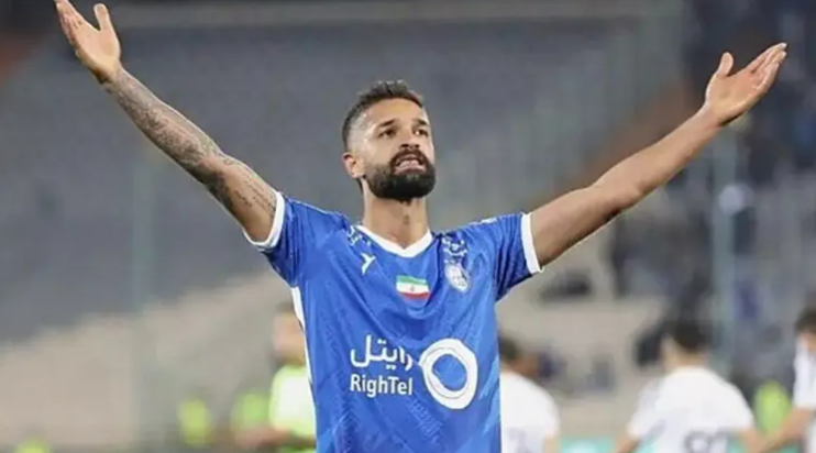 إيقاف لاعب إيراني بسبب فيديو يُظهر تناوله مشروبات كحولية