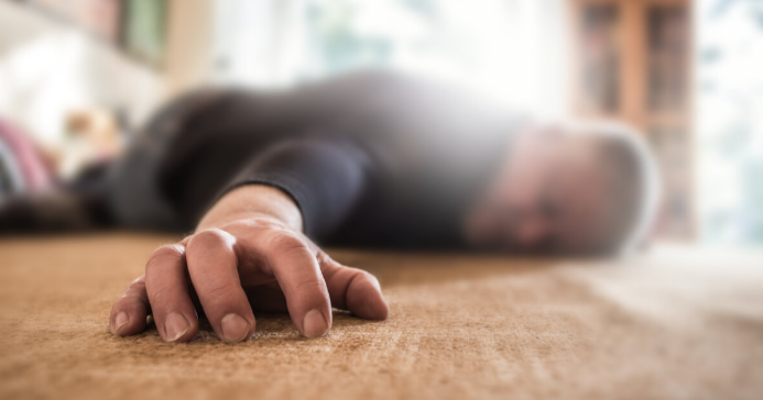 شخص يفقد الوعي داخل محل تجاري بإربد ..  ومناشدة للتعرف عليه