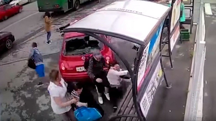 بالفيديو ..  شاهد حادث مروع سببته امرأة حاولت ركن سيارتها