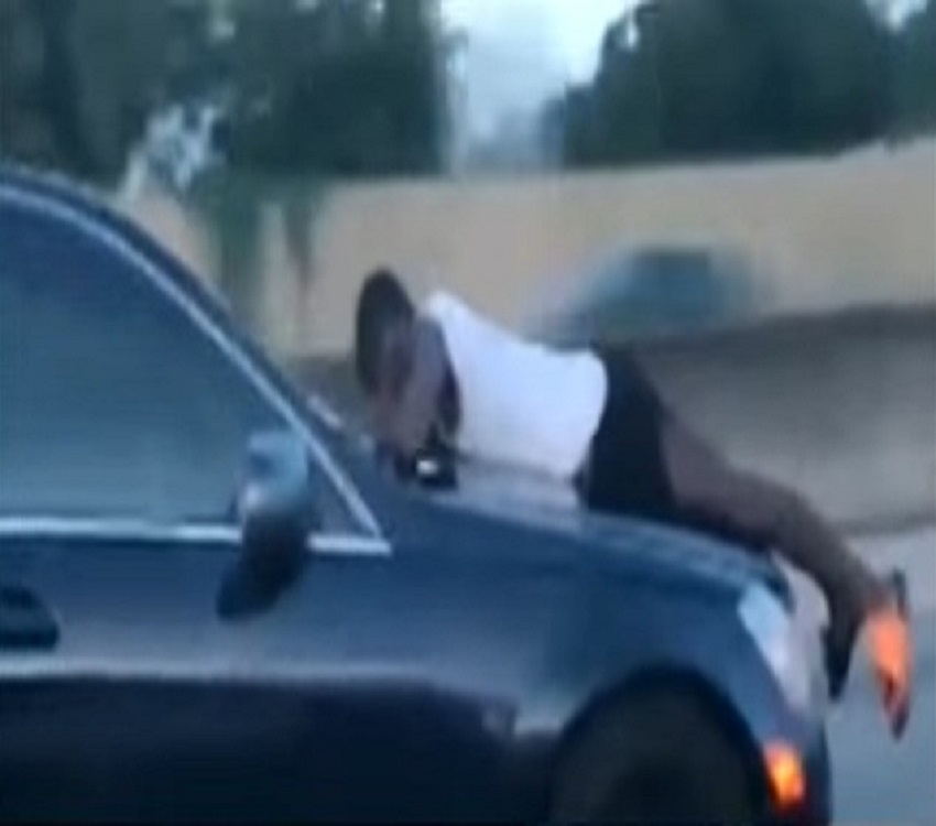 بالفيديو  ..  سارت بسرعة جنونية وكادت أن تقتله ..  رجل يحاول منع طليقته من قيادة السيارة  .. "تفاصيل"