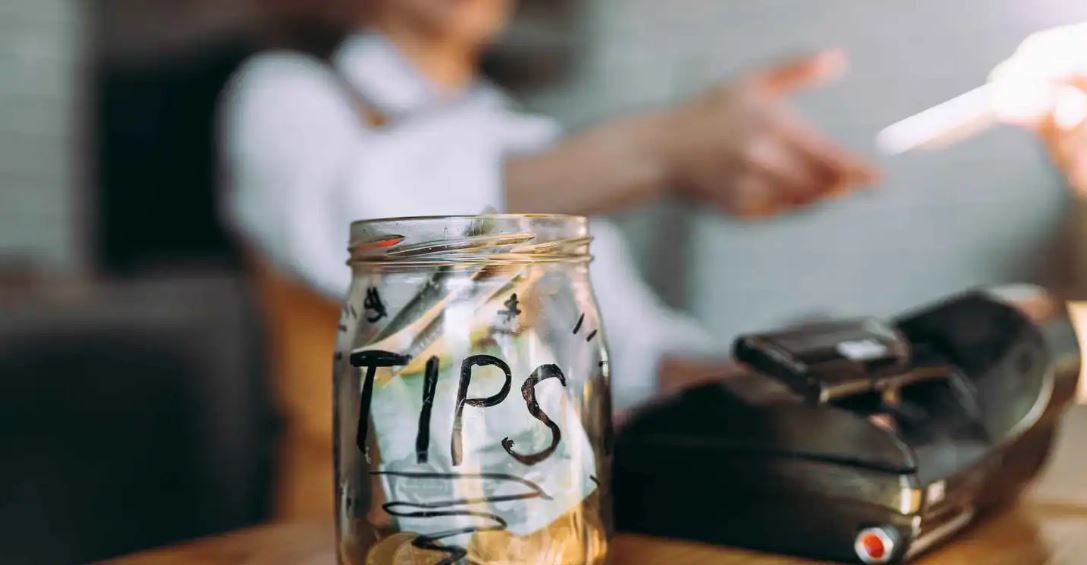 تدفع أكثر دون أن تشعر ..  ما سر الإكراميات في المطاعم؟  