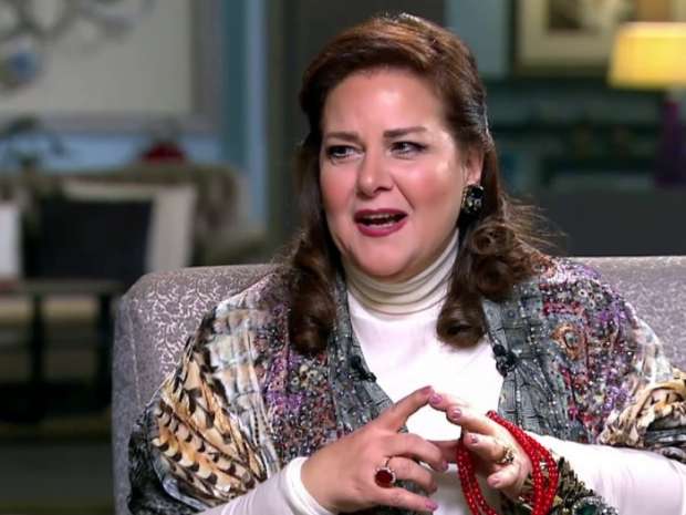 ما سر السبحة الحمراء التي لم تفارق يد دلال عبد العزيز؟