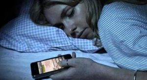 هذا ما يحدث للجسم عند استخدام الهاتف قبل النوم مباشرة