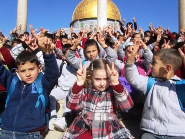 يد التهويد تحرم 100 ألف طالب مقدسي من التعليم بالمنهاج الفلسطيني