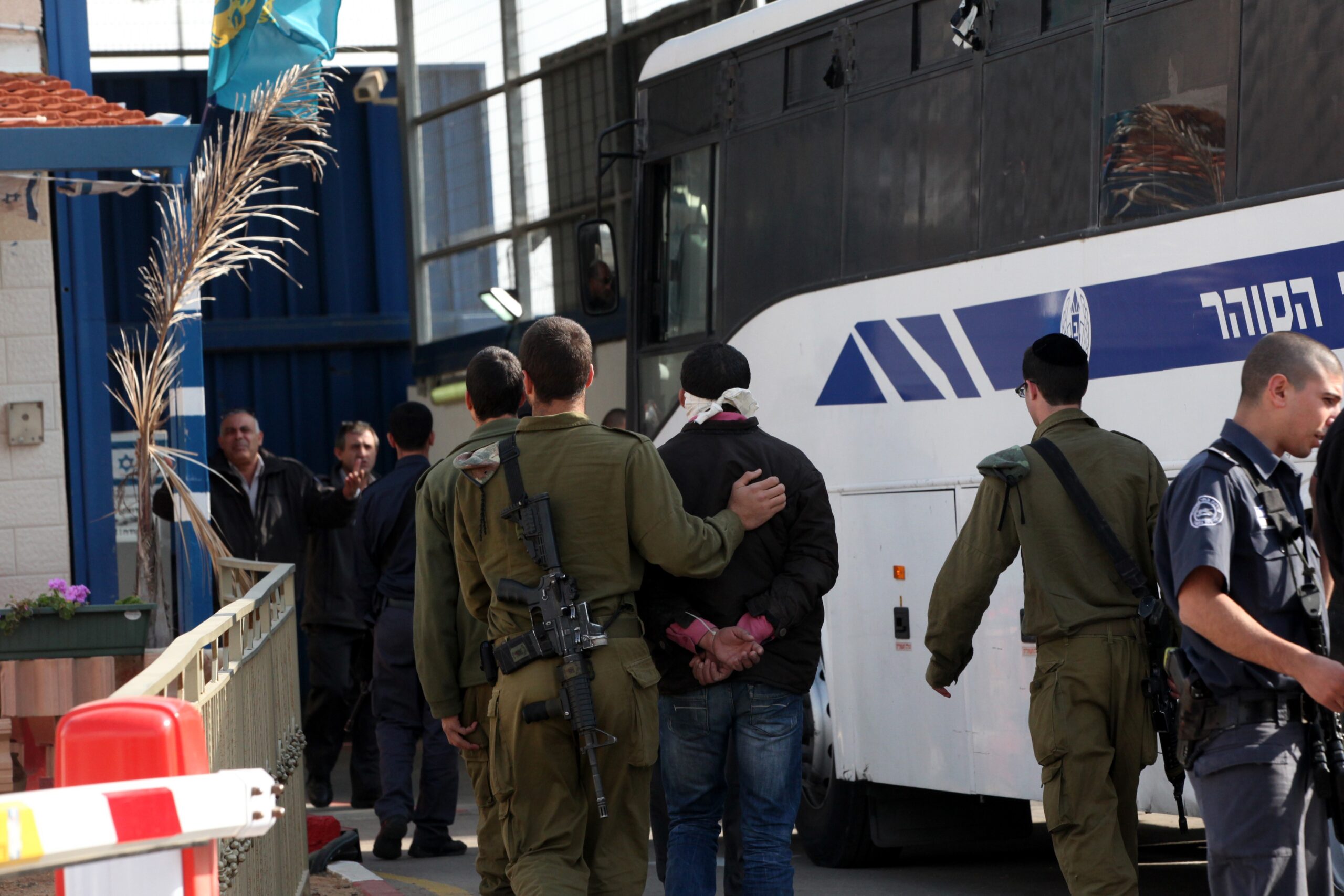 الاحتلال يداهم بلدات في الضفة والقدس ويعتقل عدداً من الفلسطينيين