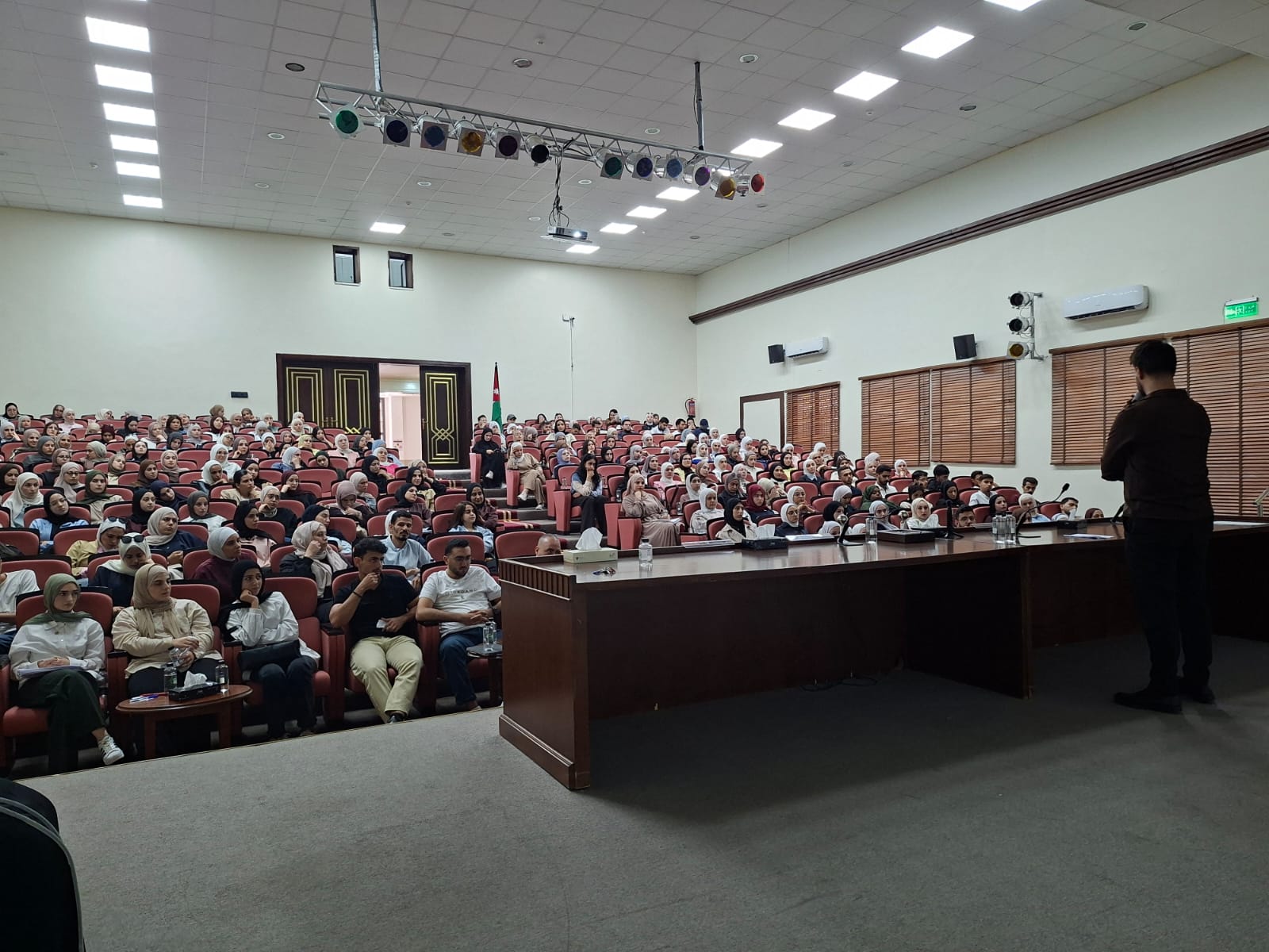 لجنة التدريب في كلية الصيدلة بجامعة الزيتونة الأردنية تنظّم لقاءً تعريفيًا لطلبة التدريب الصيدلاني (1)
