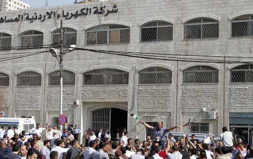 انتهاء امتياز "شركة الكهرباء الأردنية" : الحكومة تحابيها لتجديد الرخصة متنازلة عن مئات الملايين لمحتكري رخصتها منذ نصف قرن .. وثائق