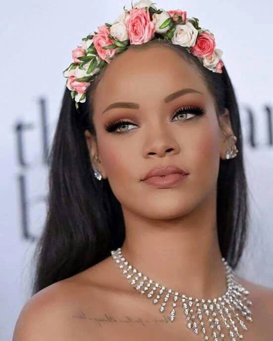 بالصور ..  ريهانا تطلق مجموعتها الخاصة بالمكياج"Fenty Beauty"