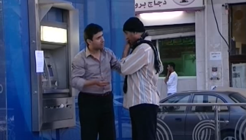الكاميرا الخفيه: سطو على احد ماكنة الصرافه لاحد البنوك